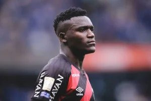 Athletico-PR denuncia ataques racistas contra Kevin Viveros após clássico Atletiba