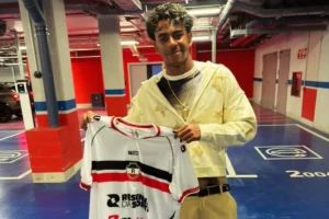 Lamine Yamal veste camisa do River-PI após marcar em goleada do Barcelona e registro chama atenção
