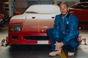 Hamilton recupera Ferrari F40 abandonada há mais de 30 anos e realiza sonho de infância; veja vídeo