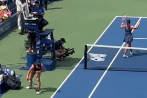 Francesa se revolta após queda no US Open e destrói raquete em quadra; veja vídeo