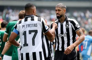 Torcida do Botafogo prepara notas falsas para provocar Marlon Freitas e Barboza em reencontro