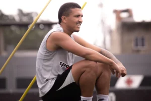 Mateus Carvalho retorna aos treinos do Vasco depois de nove meses afastado por grave lesão