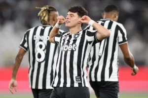 Danilo marca duas vezes, Botafogo supera Grêmio em jogo de cinco gols pelo Brasileirão; veja os gols