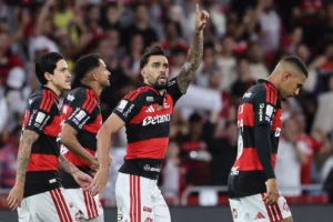 Bruno Henrique decide no fim, Flamengo bate Corinthians e recupera ponta do Brasileirão; veja os gols