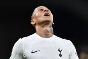 Richarlison fica fora da lista do Tottenham e pode passar meses sem jogar a Premier League