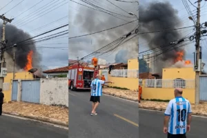 Incêndio atinge residência e mobiliza Corpo de Bombeiros em Cuiabá; veja vídeo