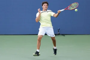 Tenista de 17 anos chama atenção no US Open ao trocar de mão e eliminar o backhand; veja vídeo