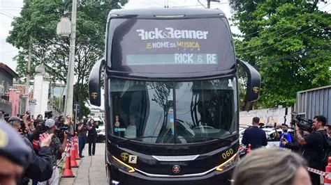 Ônibus de Rick & Renner chega ao velório com equipe para último adeus ao cantor; Veja vídeo