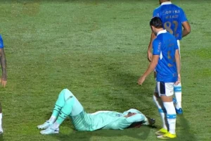 Weverton cai no gramado após mal-estar antes de Vitória x Grêmio e preocupa jogadores; veja vídeo
