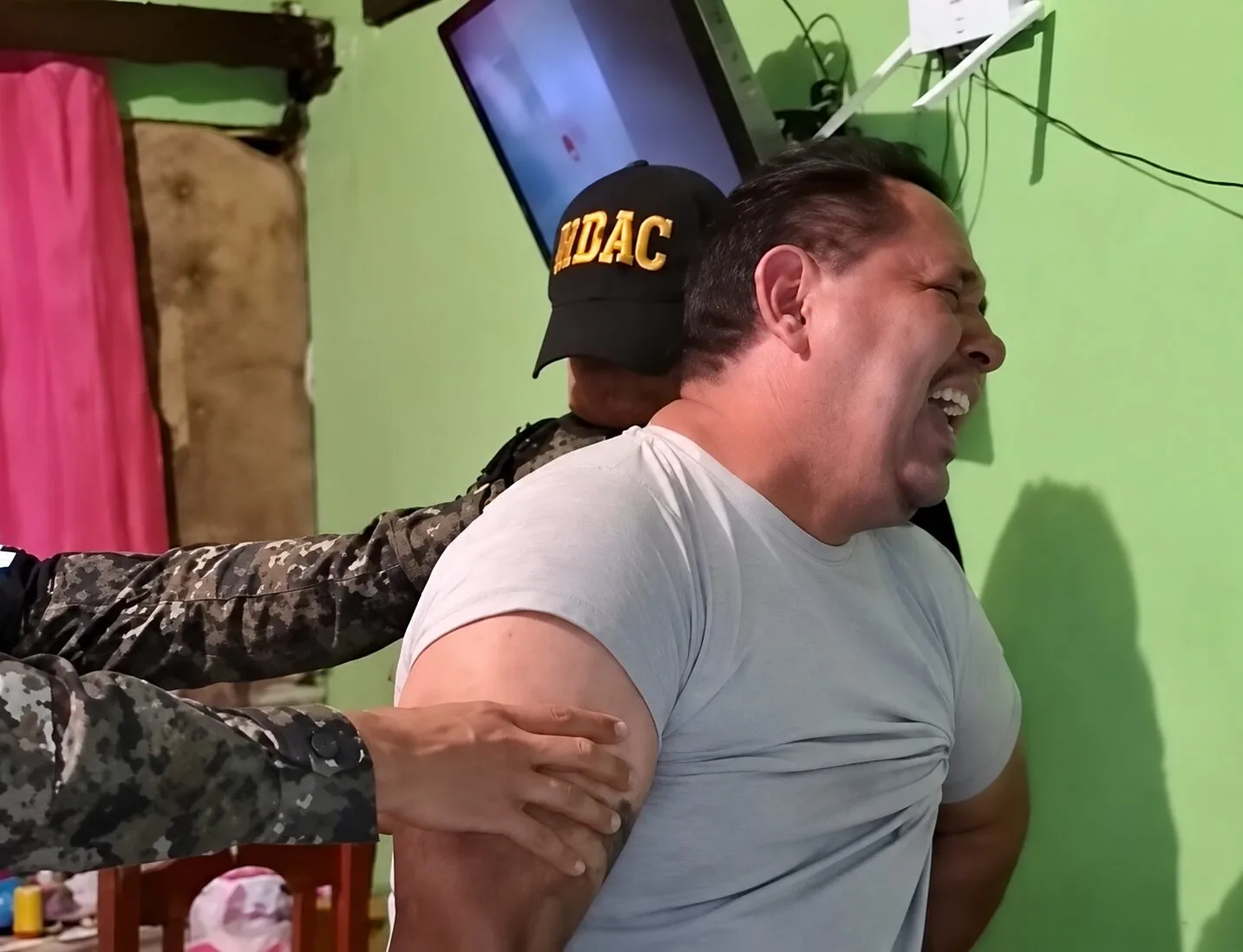 Homem que aparecia armado e ameaçava pessoas nas redes sociais cai no choro ao ser preso; veja vídeo