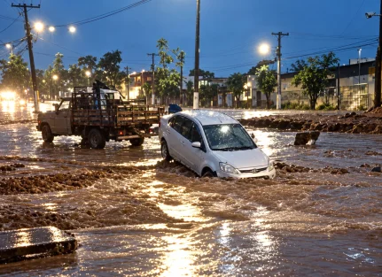 Carro cai em enorme cratera após trecho de avenida ceder em Jaciara; veja vídeo