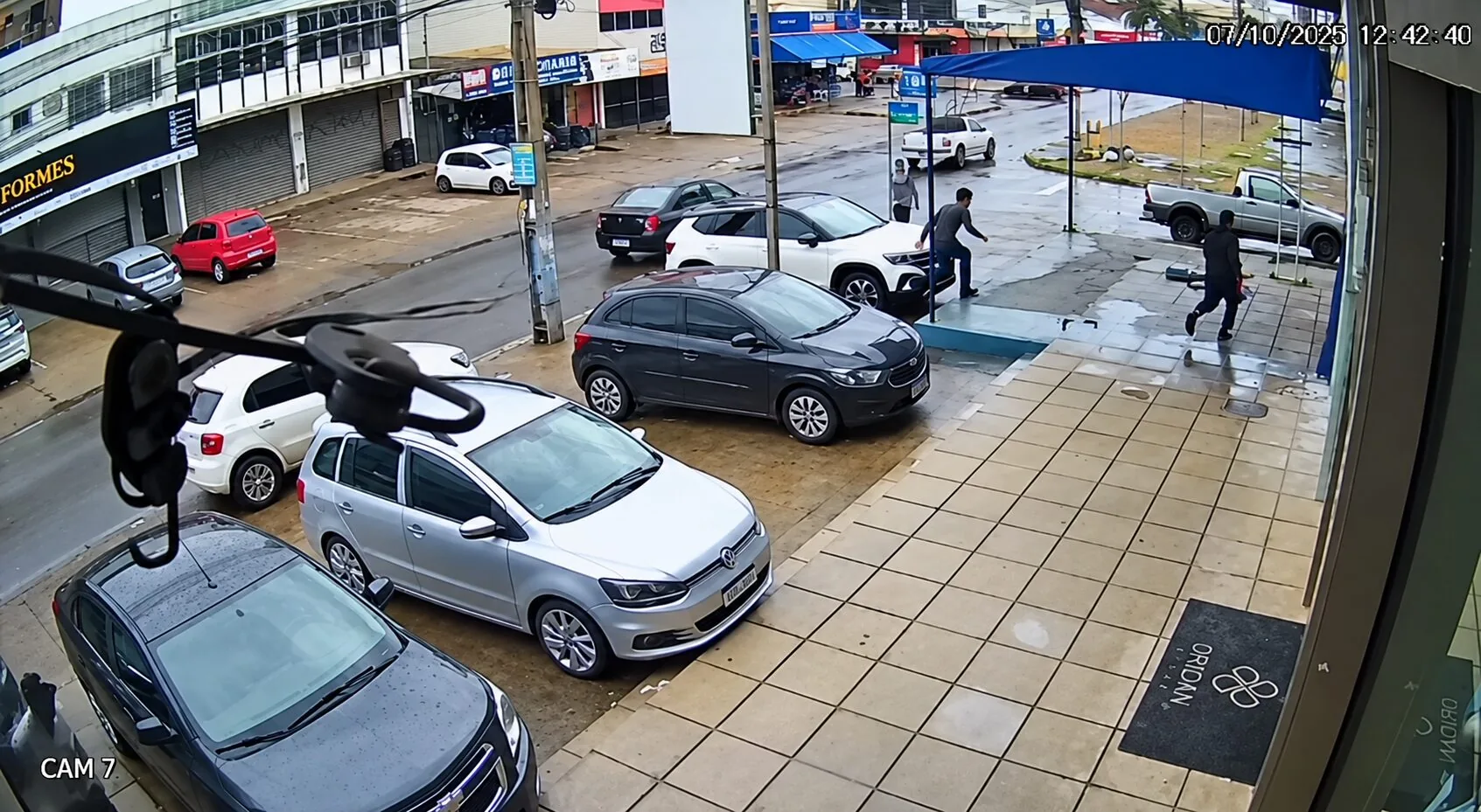 Homem entra em restaurante, mata dono com vários tiros na cabeça e foge diante de clientes; veja vídeo