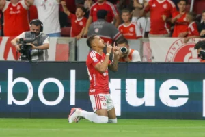 Internacional vence Corinthians no Beira-Rio e aumenta crise do Timão no Brasileirão