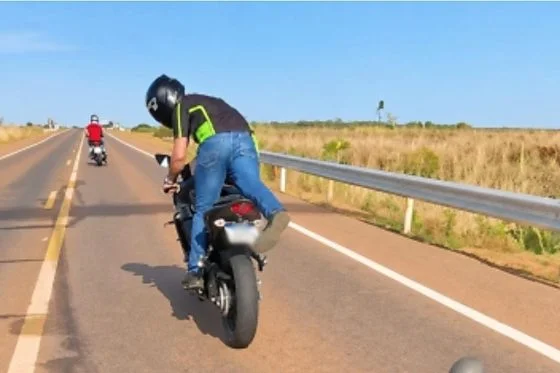 Motociclista sofre acidente após tentar esconder placa da moto durante passagem por pedágio em Canarana; veja vídeo