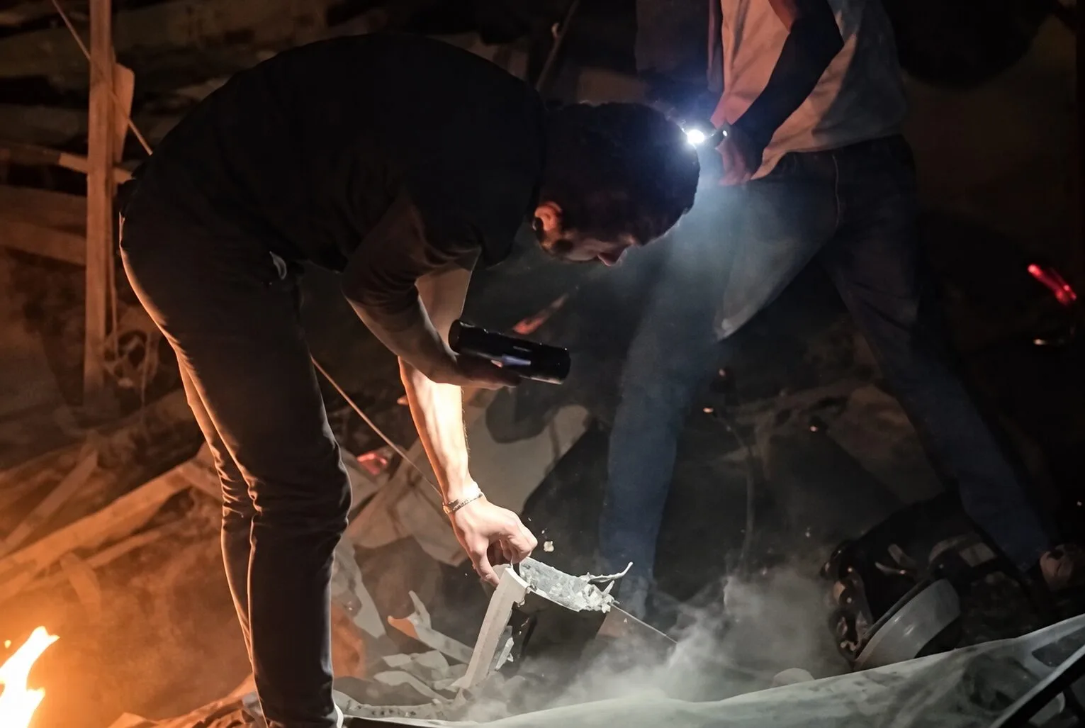 Prédio residencial é destruído em ataque e moradores cavam escombros em busca de vítimas; Veja vídeo