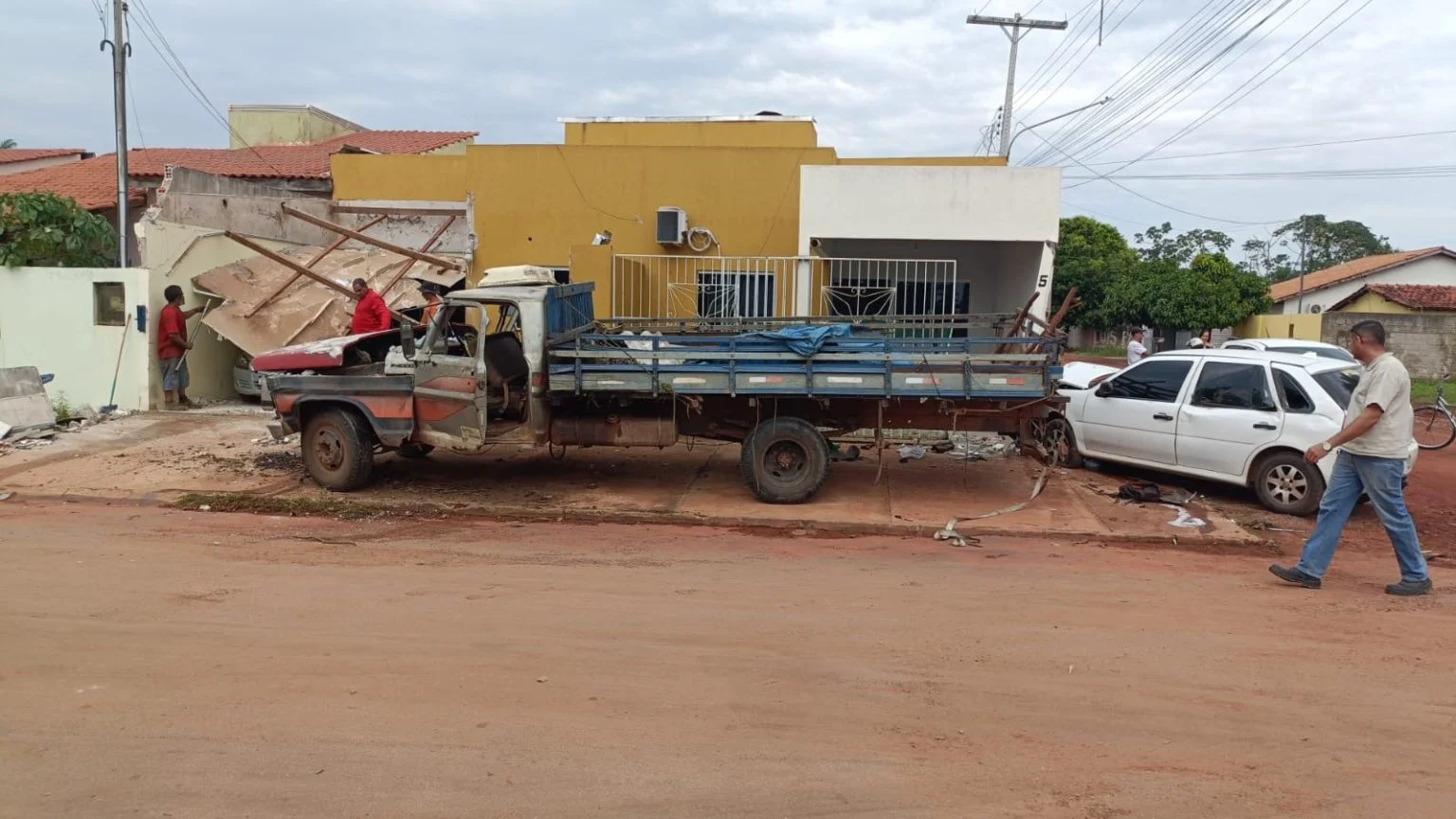 Motorista de caminhão perde o controle, atingi Gol e invade área residencial em Rosário Oeste; veja vídeo
