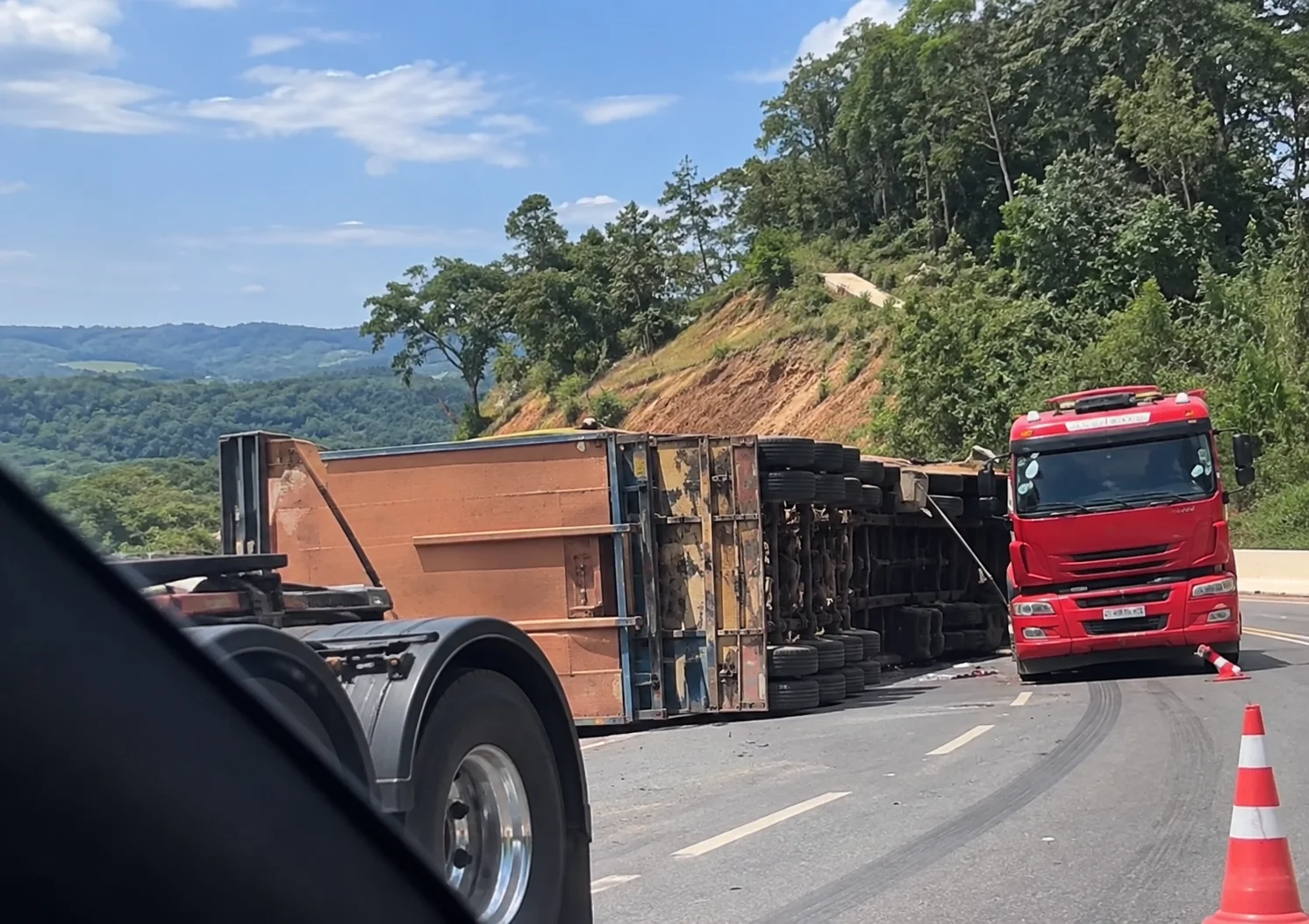 Carreta tomba na serra e trânsito fica lento no sentido Tangará da Serra; veja vídeo