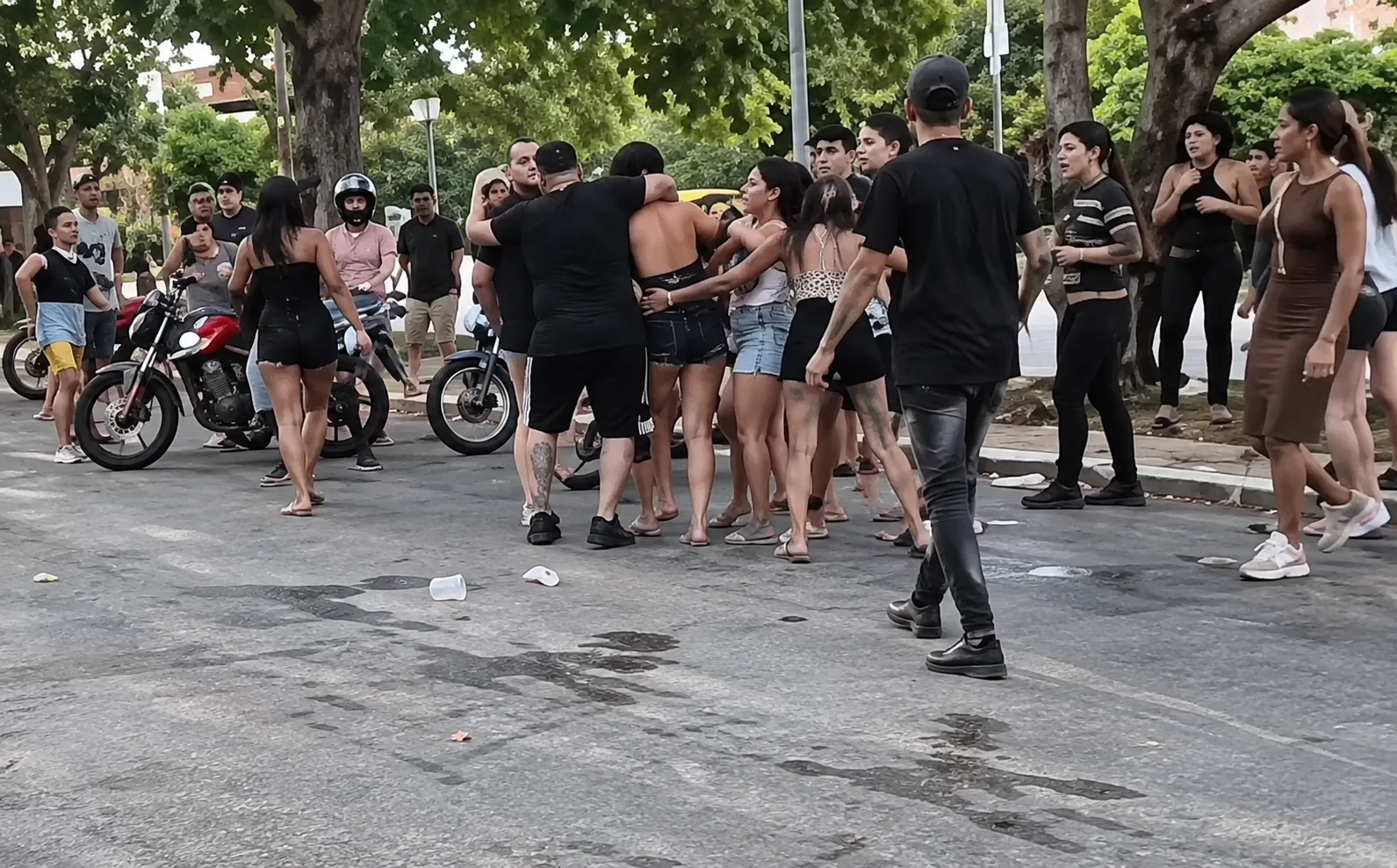 Duas mulheres se envolveram em uma confusão em frente a uma casa de shows em Cuiabá; veja vídeo