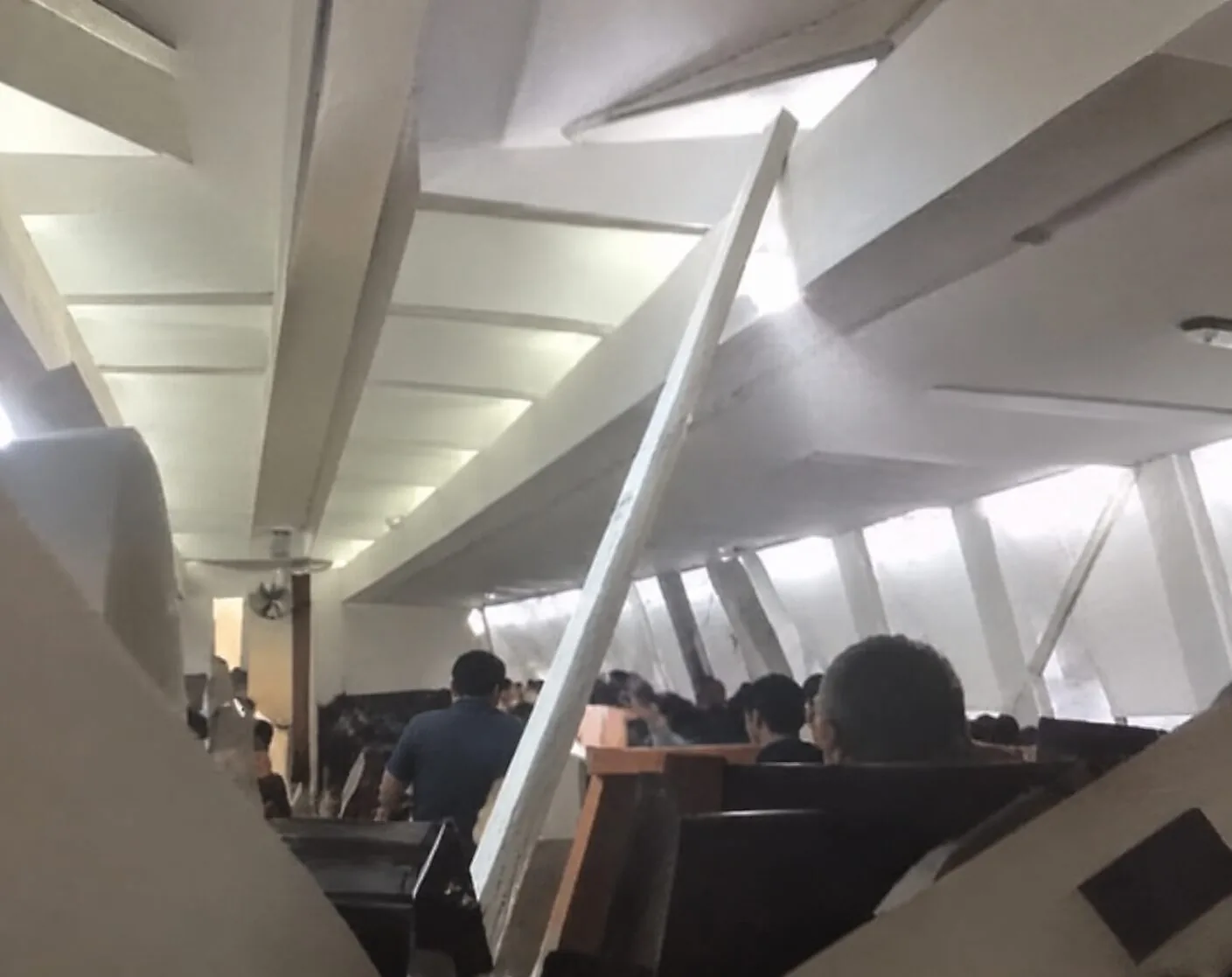 Teto de avião desaba durante pouso de emergência; Veja vídeo