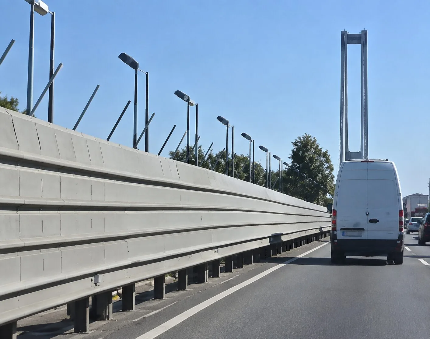 Drone atinge ponte com carros em movimento e deixa dois feridos; Veja vídeo
