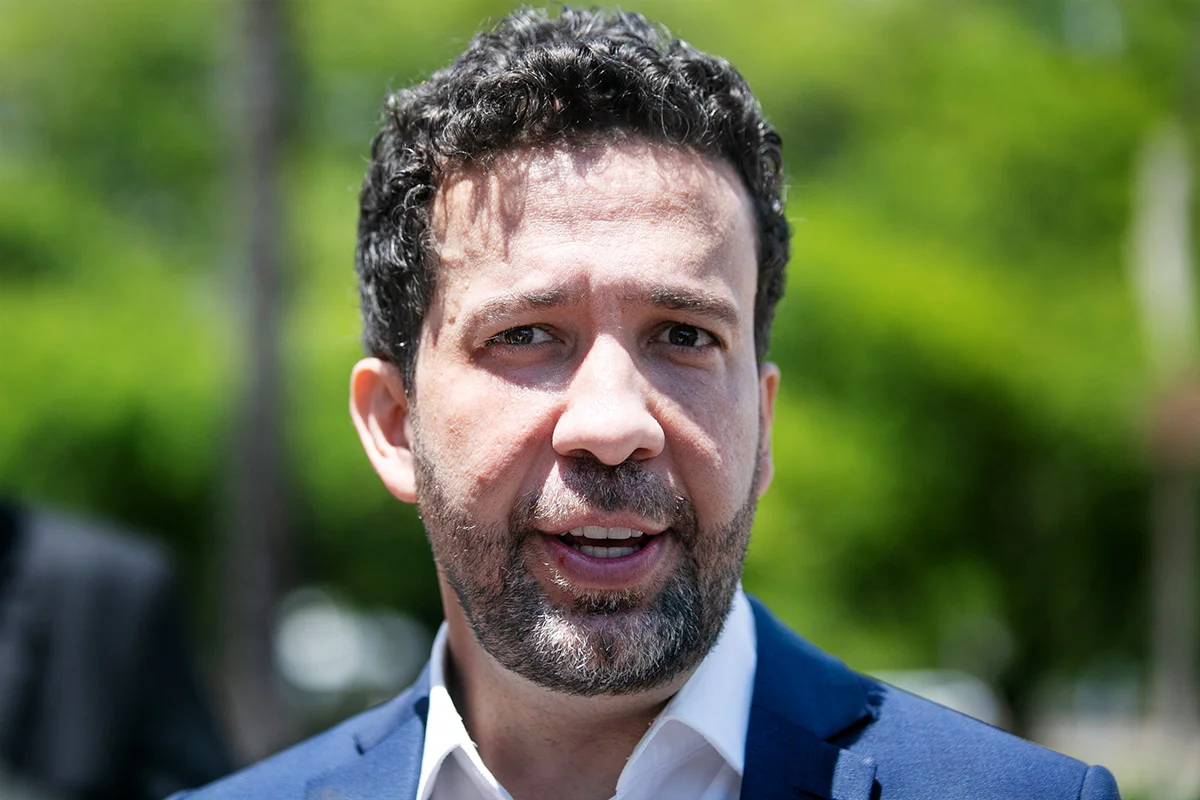 André Janones é internado na UTI após sofrer arritmia cardíaca depois de debate presidencial