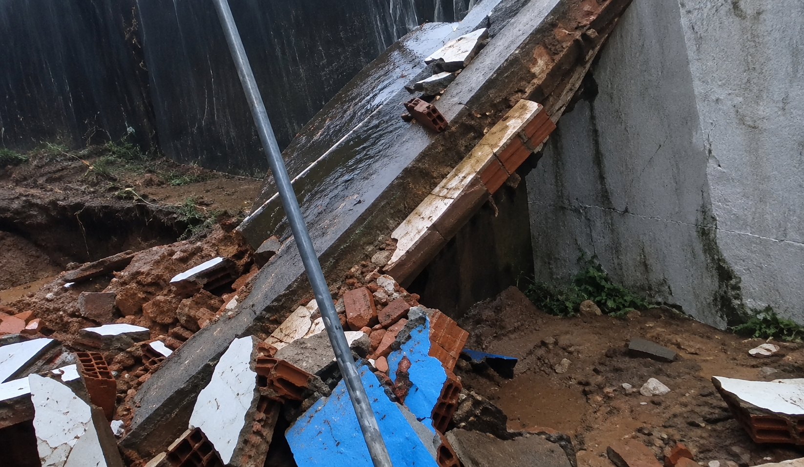 Muro de escola desaba após chuva forte e assusta professores; veja vídeo