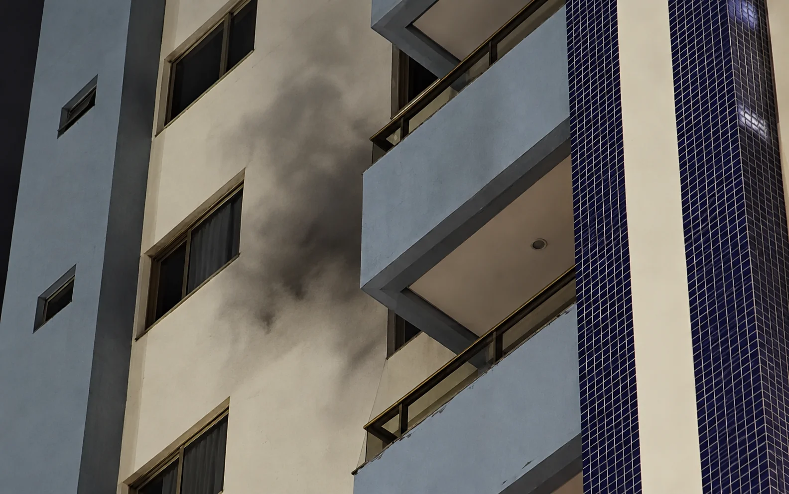 Incêndio atinge apartamento de condomínio em Cuiabá; veja vídeo