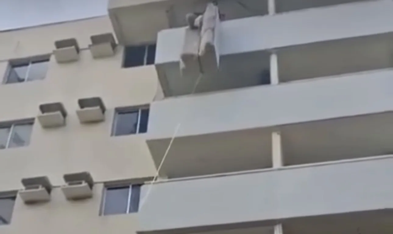Mudança dá errado e sofá gigante despenca de prédio após ser retirado pela varanda; veja vídeo
