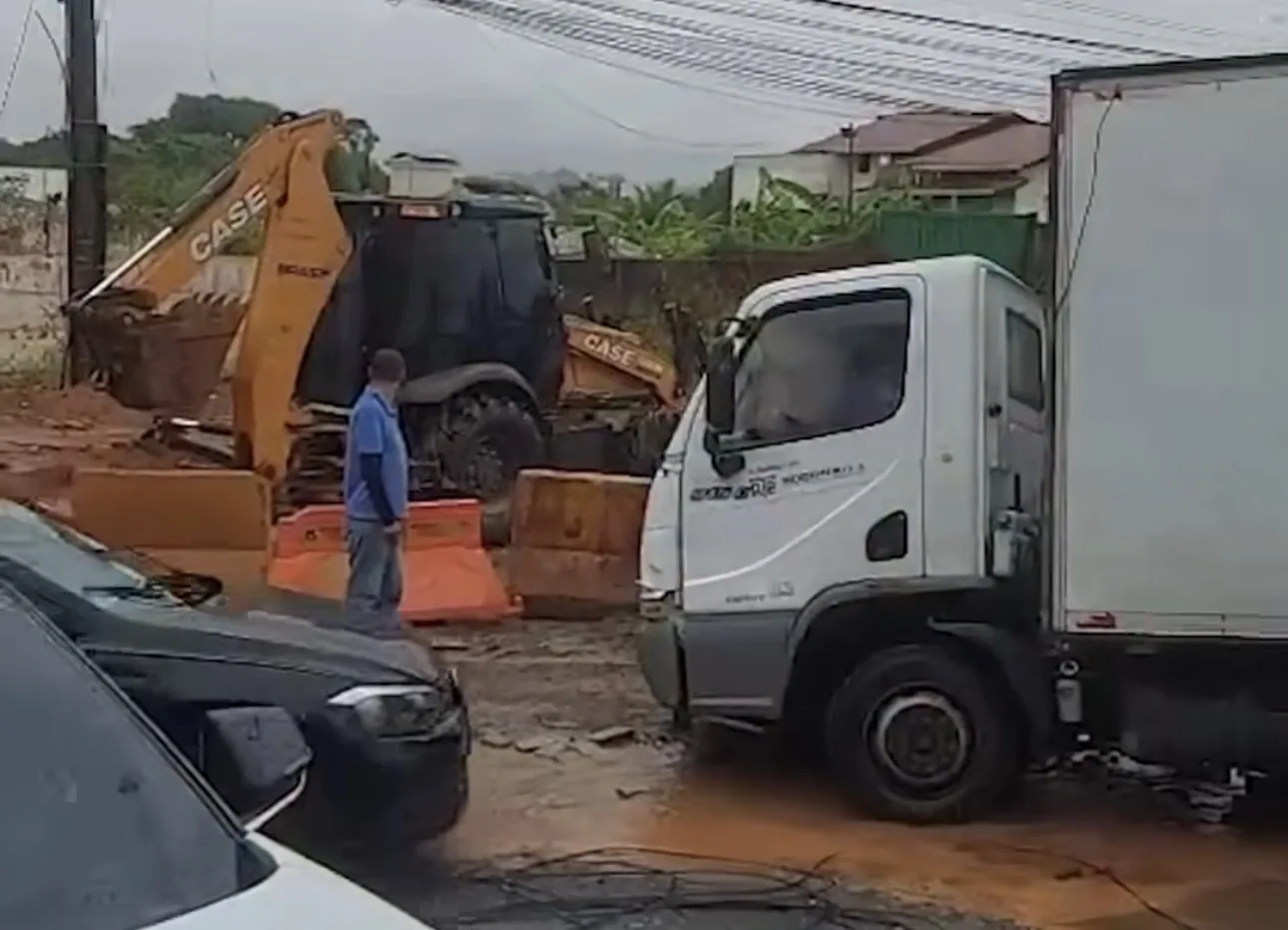Cratera se abre em avenida após forte chuva, engole carro e caminhão e causa transtornos; Veja vídeo