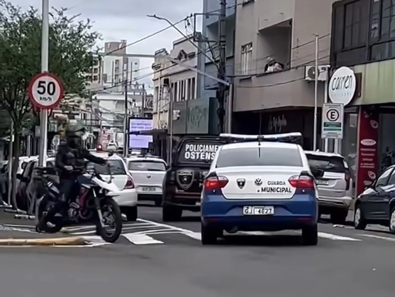 Advogado se altera durante reclamação em comércio, avança contra guardas e é levado à delegacia; Veja vídeo