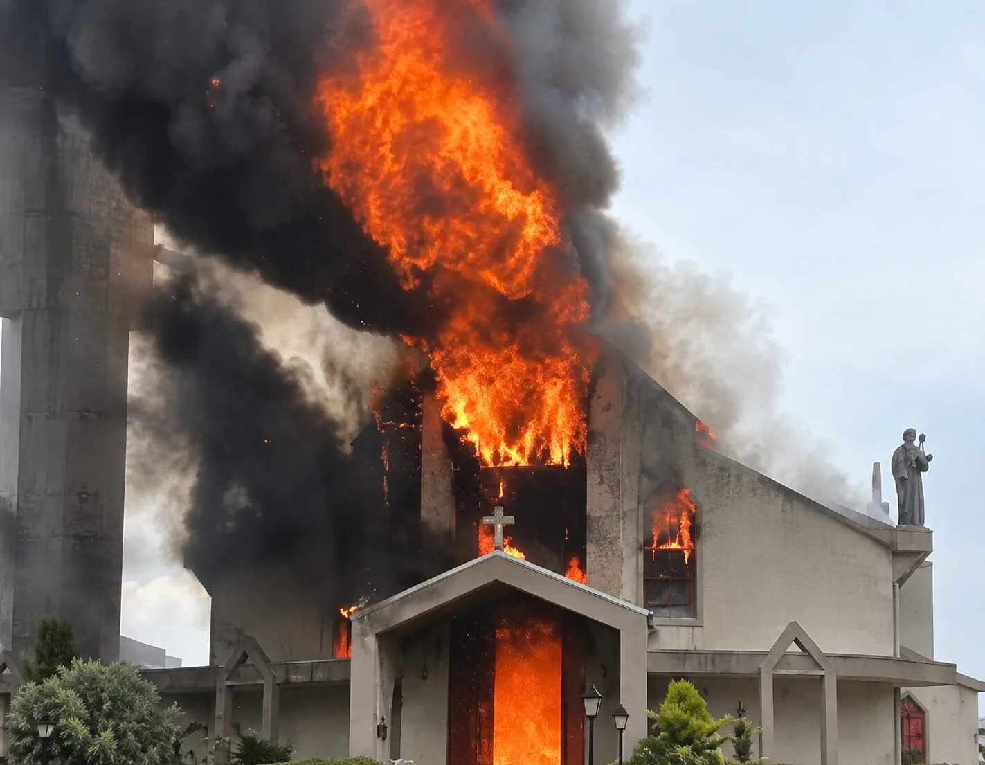 Incêndio atinge igreja histórica e mobiliza comunidade; Veja vídeo