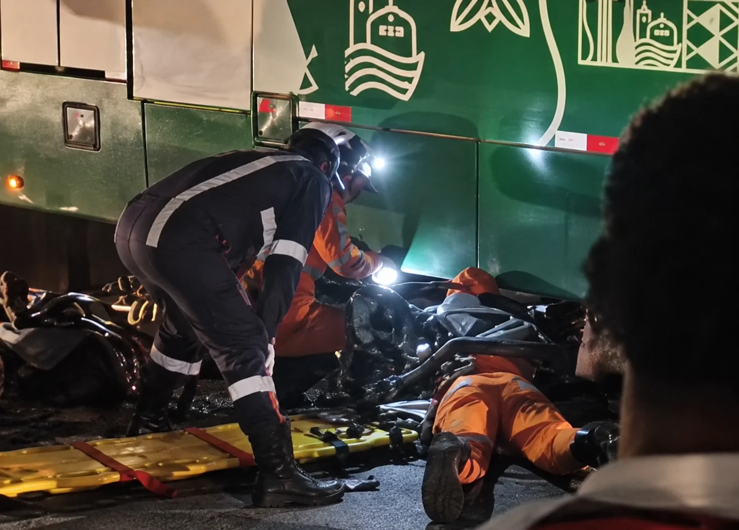 Jovem morre após colisão contra ônibus durante a madrugada em Cuiabá; veja vídeo
