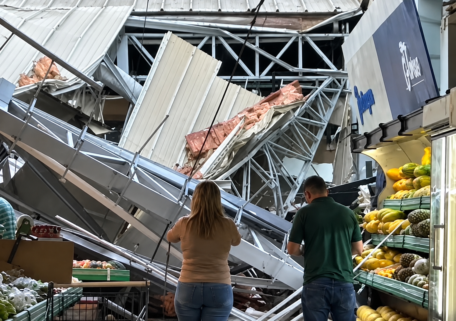 Uma pessoa morre após forte chuva derrubar teto de supermercado; veja vídeo