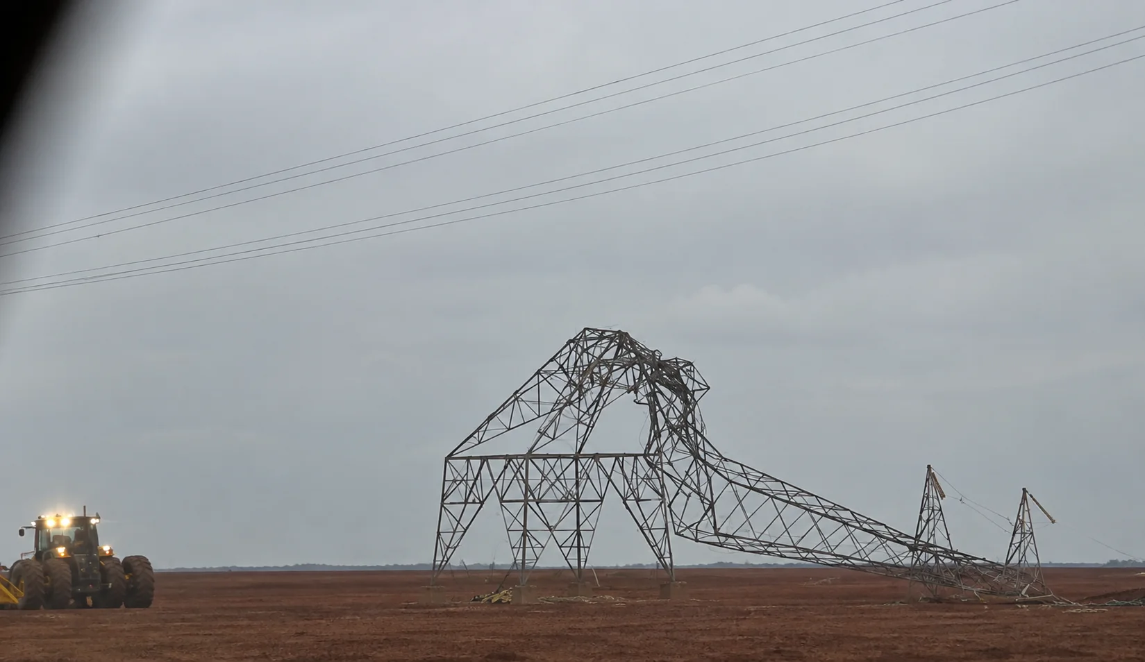Temporal derruba postes, entorta torres de energia e deixa região sem luz em Tangará da Serra; veja vídeo
