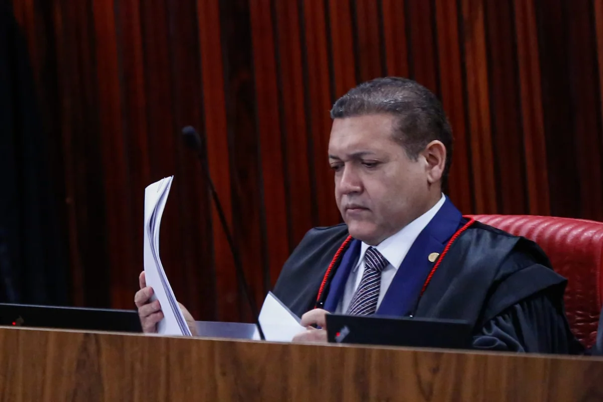 “Está afundado na lama e precisa renunciar”, diz Lilia Schwarcz ao pedir saída de Nunes Marques do STF