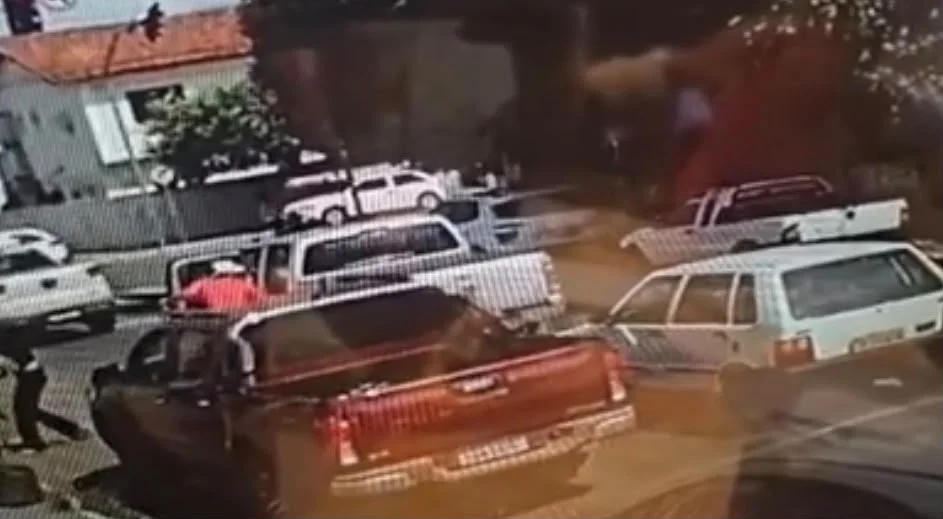 Câmera flagra bandidos rendendo mulher no semáforo e levando vítima durante sequestro em Rondonópolis; veja vídeo