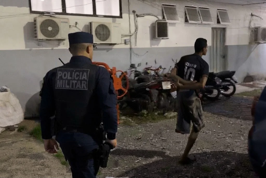 Homem deficiência física é preso pela PM após furto de fiação em Cuiabá; veja vídeo