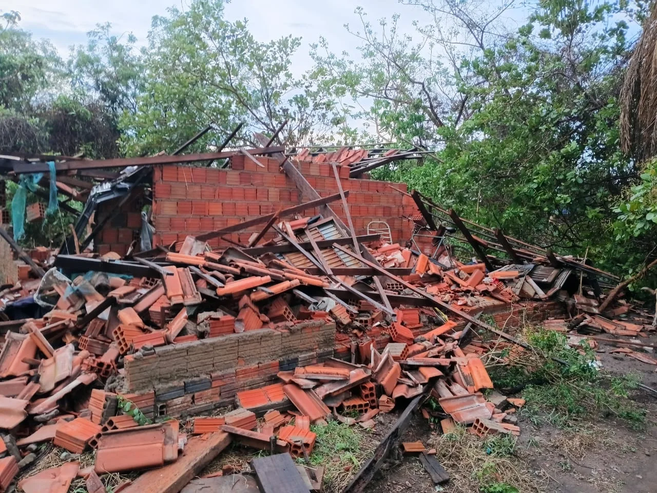 Idoso de 78 anos morre após casa desabar durante tempestade em Poconé; veja vídeo
