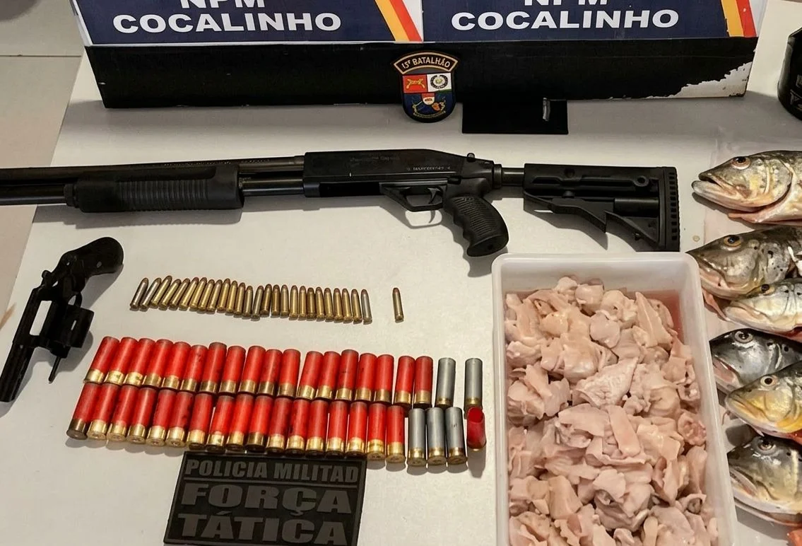 Polícia enfrenta estradas cobertas de lama, resgata mulher e prende suspeito em propriedade rural de MT; veja vídeo