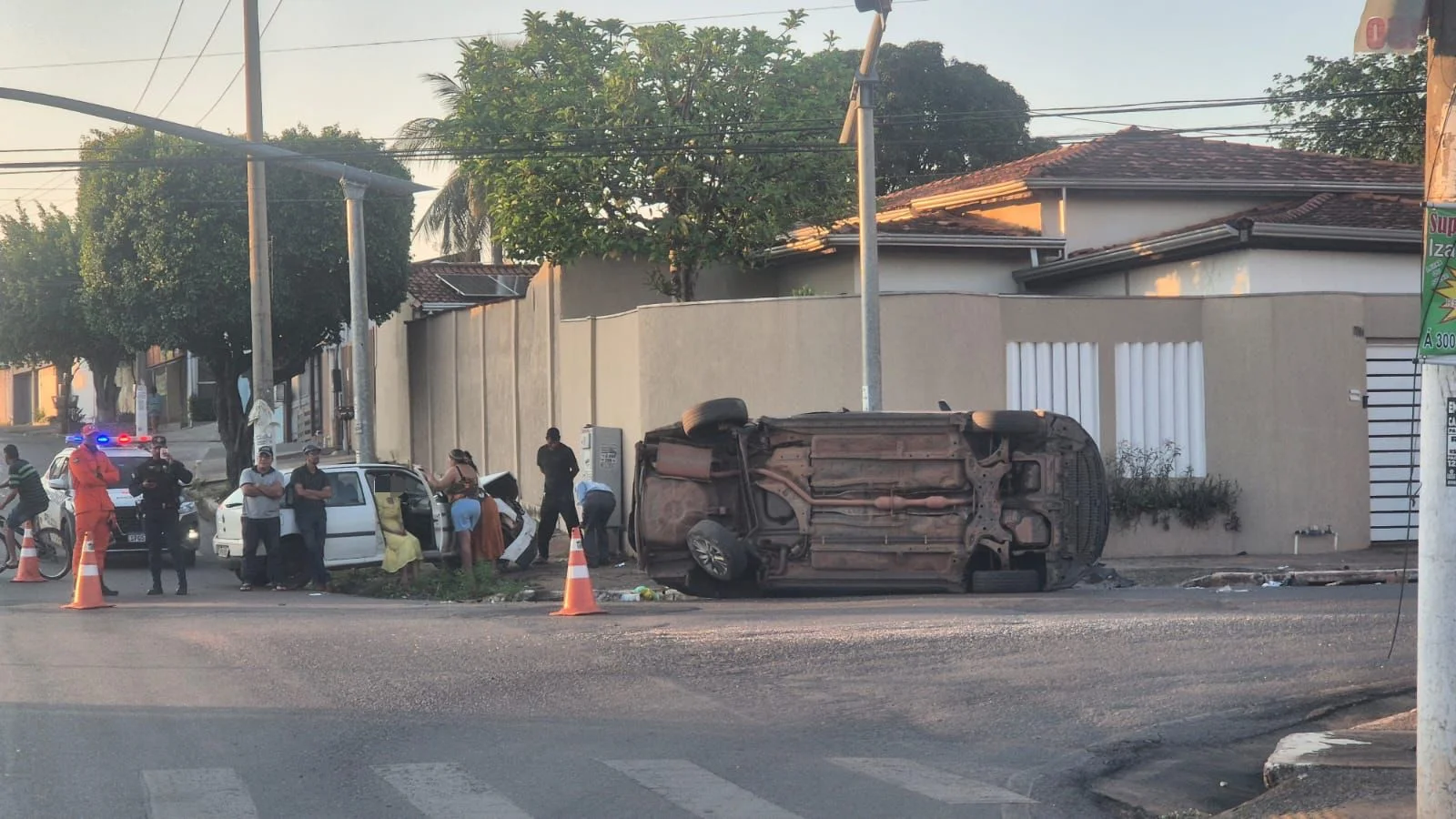 Idosa de 79 anos fica ferida após batida entre dois veículos em avenida de Cuiabá; veja vídeo