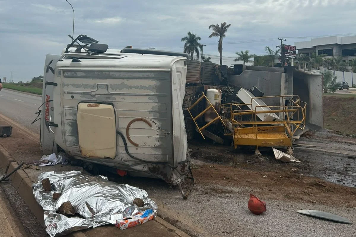 Motorista morre após caminhão tombar durante trajeto pela BR-163 em Sorriso; veja vídeo