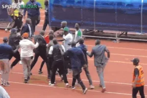 Árbitro sofre perseguição e agressões após marcar pênalti em jogo decisivo no Quênia; veja vídeo