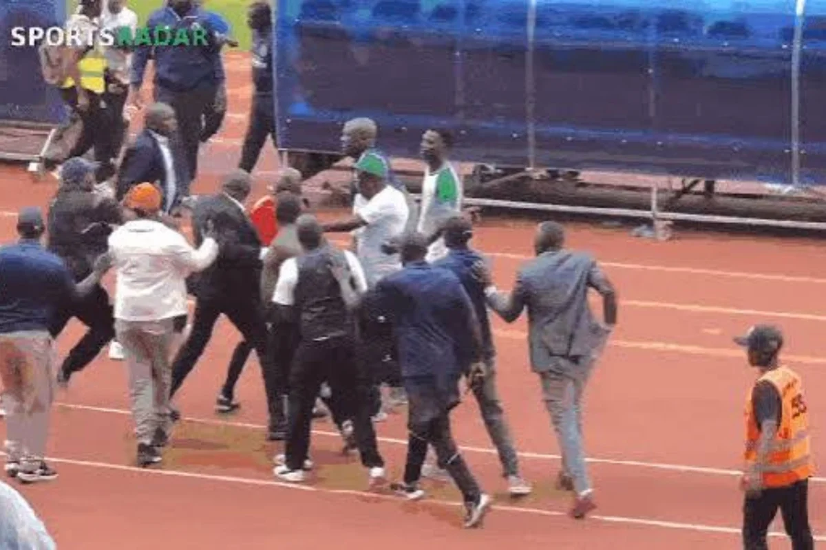 Árbitro sofre perseguição e agressões após marcar pênalti em jogo decisivo no Quênia; veja vídeo