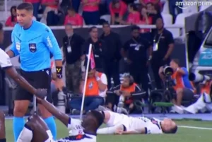 Atacante do Vasco desmaia após levar joelhada no peito durante clássico contra o Botafogo