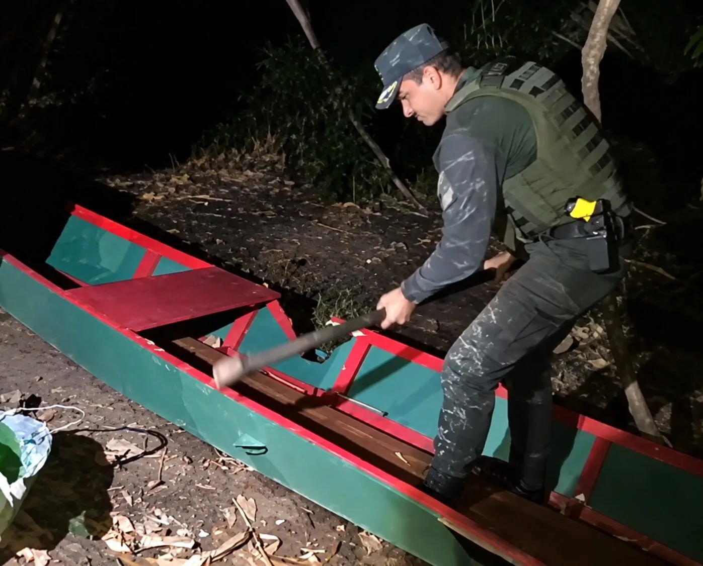 Polícia Ambiental apreende 49 quilos de peixe e destrói canoas durante fiscalização em rio de Mato Grosso; veja vídeo
