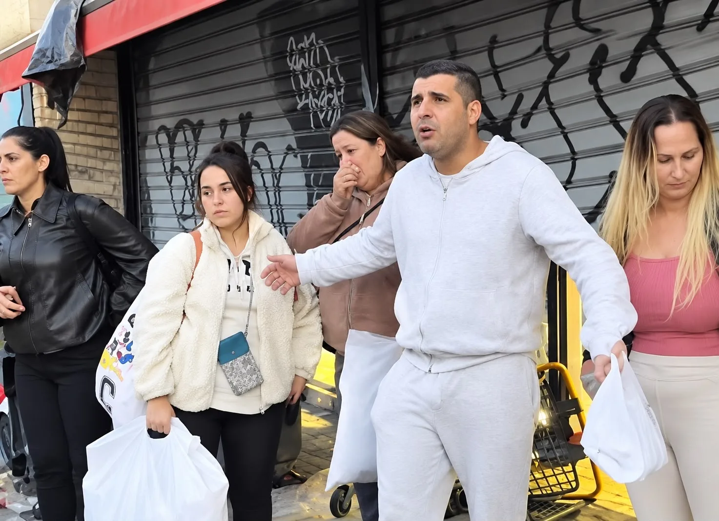 Comerciante se desespera ao encontrar mercearia destruída durante protestos; Veja vídeo