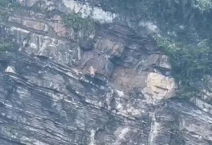 Homem grava momento em que encosta desmorona e rochas despencam; Veja vídeo