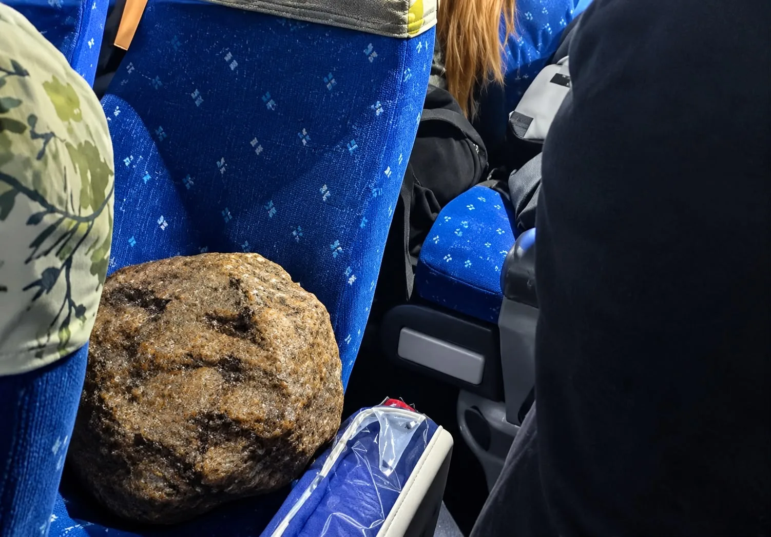 Pedra gigante atravessa teto de ônibus em movimento e deixa dois passageiros feridos; Veja vídeo