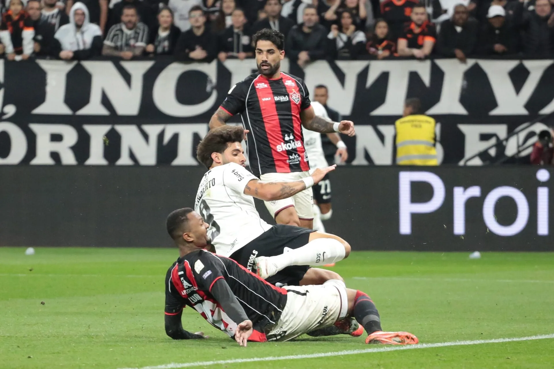 Corinthians busca empate contra o Vitória, mas fica no 1 a 1 em confronto marcado por polêmica de arbitragem