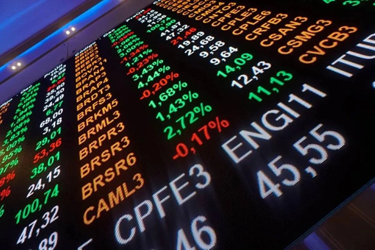 Bolsa de valores dispara após pesquisa mostrar Flávio Bolsonaro com 52% e se aproxima de recorde histórico